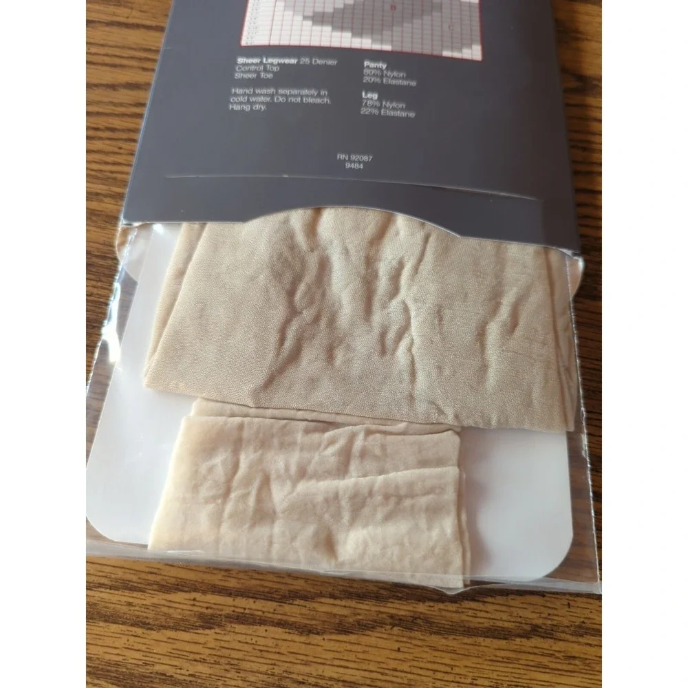 Saks‎ Fifth Avenue S5A Stockings NOS Size B Color Is Seashell